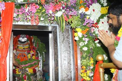 Director Om Raut visits Karmanghat Hanuman Temple to seek blessings for Adipurush